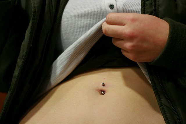 Belly button piercing skin very thin : r/piercing